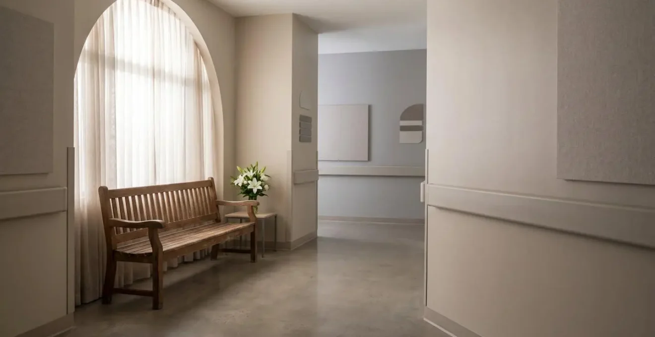 Couloir calme et lumineux d'un espace de recueillement funéraire dans un établissement de santé français